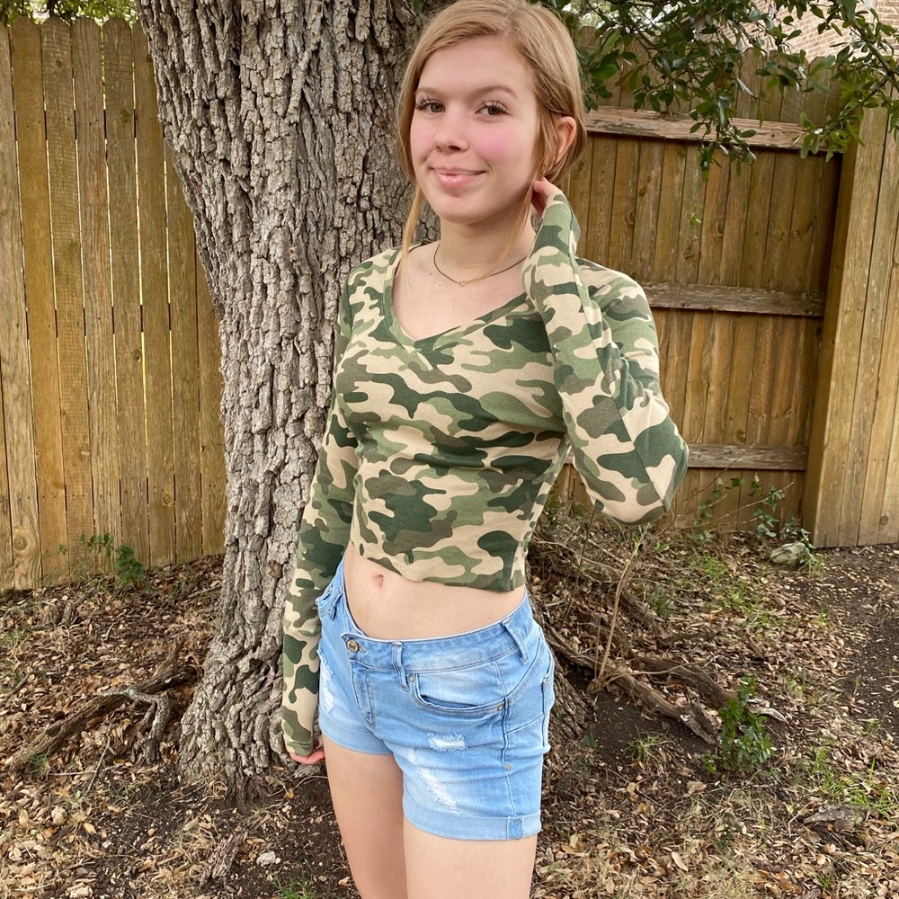 NO BOUNDARIES CAMO LONG SLEEVE TOP